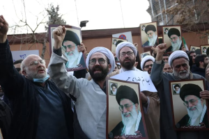 Fuerzas represoras de Irán amenazaron a la revista Charlie Hebdo: “Miren lo que le pasó a Salman Rushdie”