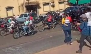 Oficial de la GNB y jefe de la policía en Apure fue quien usó a los “colectivos” para amenazar los maestros (VIDEO)