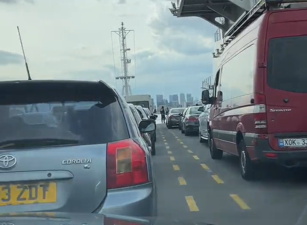 Viajó de polizón en un ferry con su carro porque pensó que era un puente sobre el río Támesis (Video)