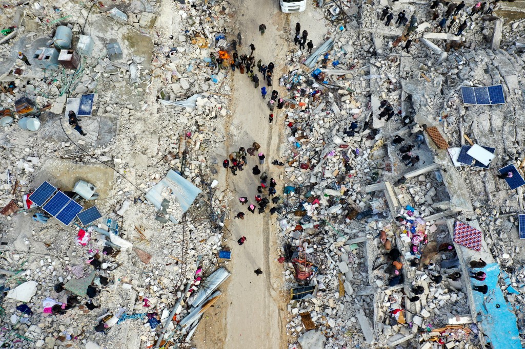 Turquía y Siria esperan ayuda en medio de rescates tras los sismos