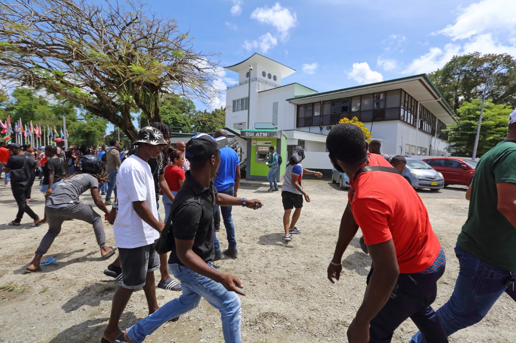 Manifestantes trataron de tomar el Parlamento de Surinam y saquearon comercios