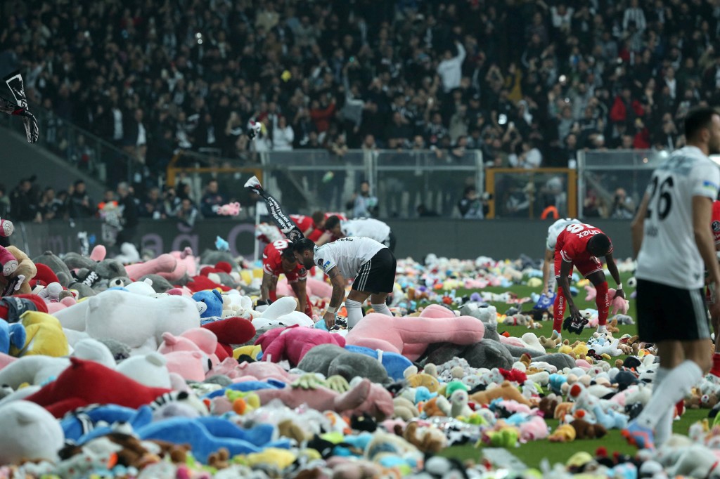 Lluvia de muñecos en partido del Besiktas para niños afectados por terremotos