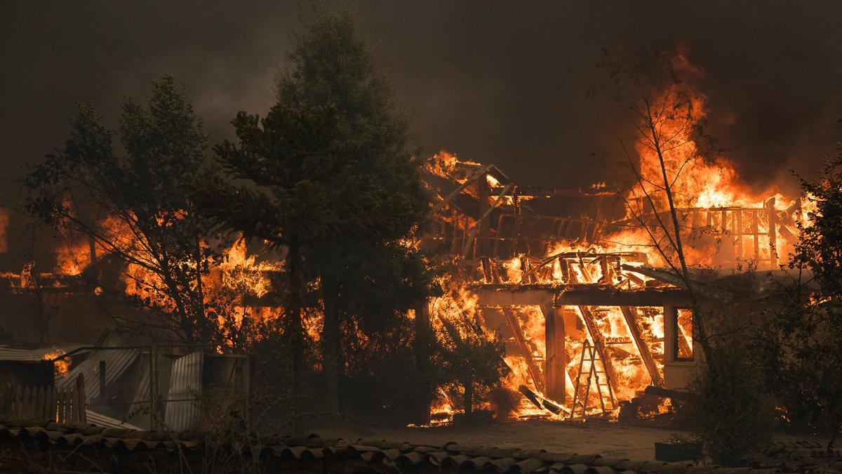 Colombia enviará avión con material y grupo de expertos a Chile para ayudar a combatir los incendios