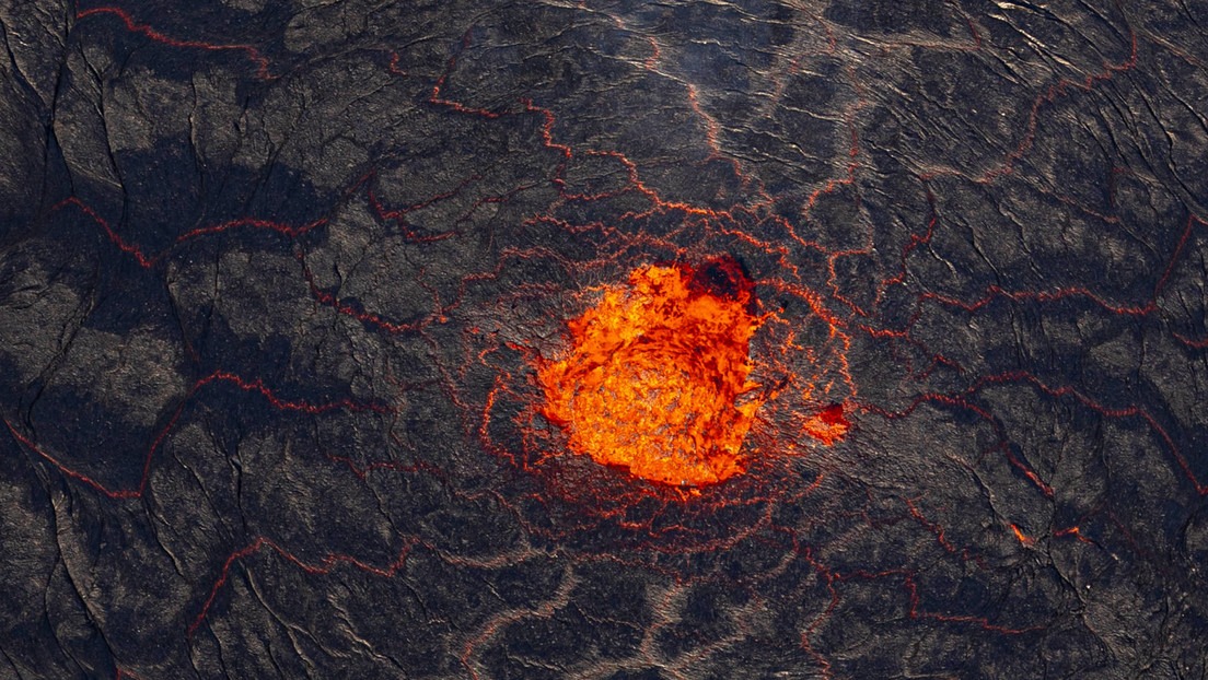 Captan en Hawái al volcán Kilauea lanzando fuentes de lava al aire (VIDEO)