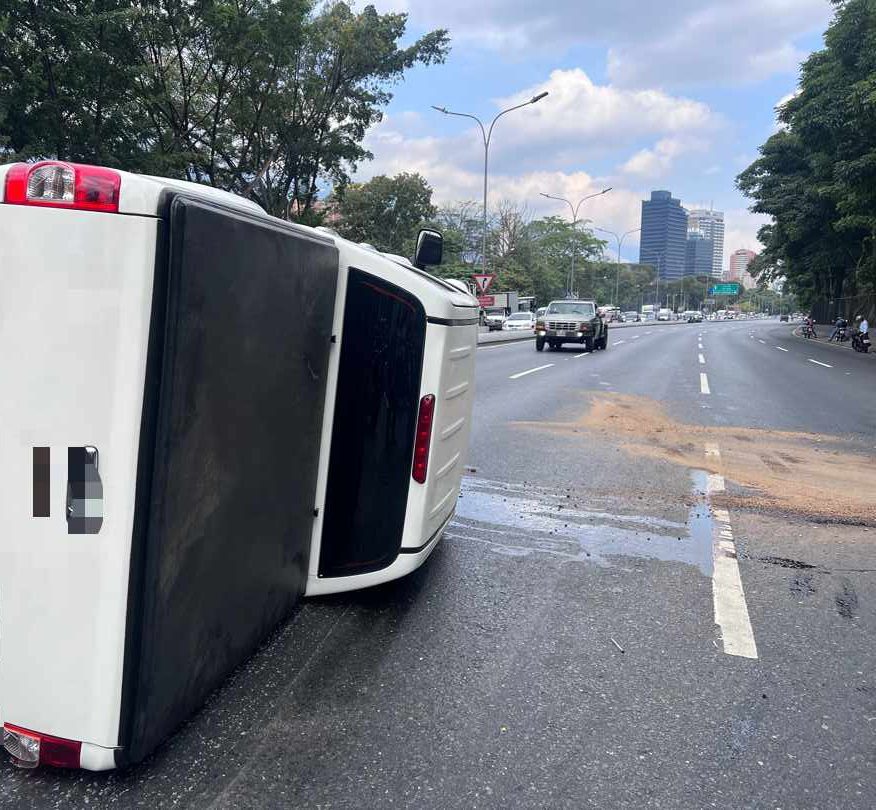 Camioneta se volcó en la autopista Francisco Fajardo este #27Feb (Fotos y video)