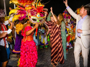 IMÁGENES: La reina Máxima de Holanda causó furor bailado al ritmo de carnaval durante su gira por el Caribe