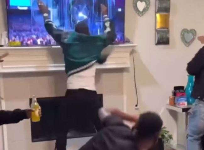 VIRAL: fanático de los Eagles destrozó un televisor por la derrota en el Super Bowl (Video)