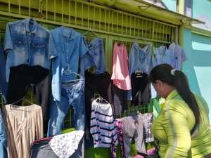 Vuelve la moda de la ropa usada en Zulia… porque no alcanza pa’ comprar prendas nuevas