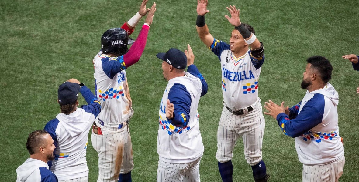 Video viral: Muestra de cariño entre fanáticos venezolanos y mexicanos cantando en honor a Vicente Fernández en la Serie del Caribe