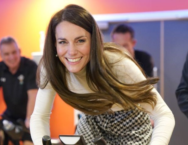 Kate Middleton venció al príncipe Guillermo en una clase de spinning… y lo hizo CON FALDA Y TACONES (VIDEO)