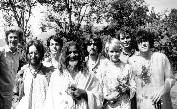 A 55 años de los Beatles en India: meditación, drogas, sospechas de abusos sexuales y un gurú que los quiso estafar