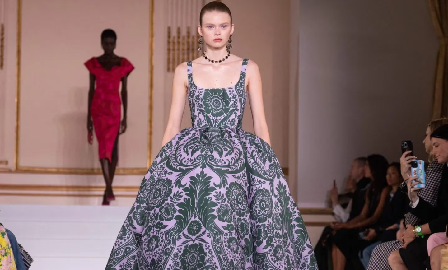 La espectacular colección de Carolina Herrera en Nueva York inspirada en una emperatriz