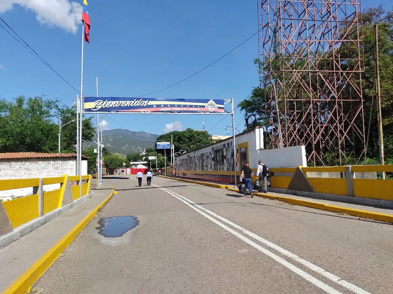 En la frontera continúan esperando que sea habilitado transporte público por puentes internacionales