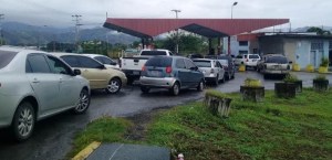 Vecinos de San Juan de los Morros denuncian excesos en las colas de la gasolina