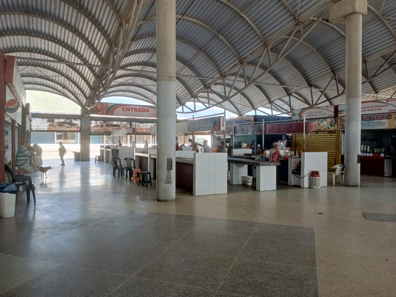 La soledad reina “sin caretas” este Carnaval en el mercado de Conejeros de la isla de Margarita