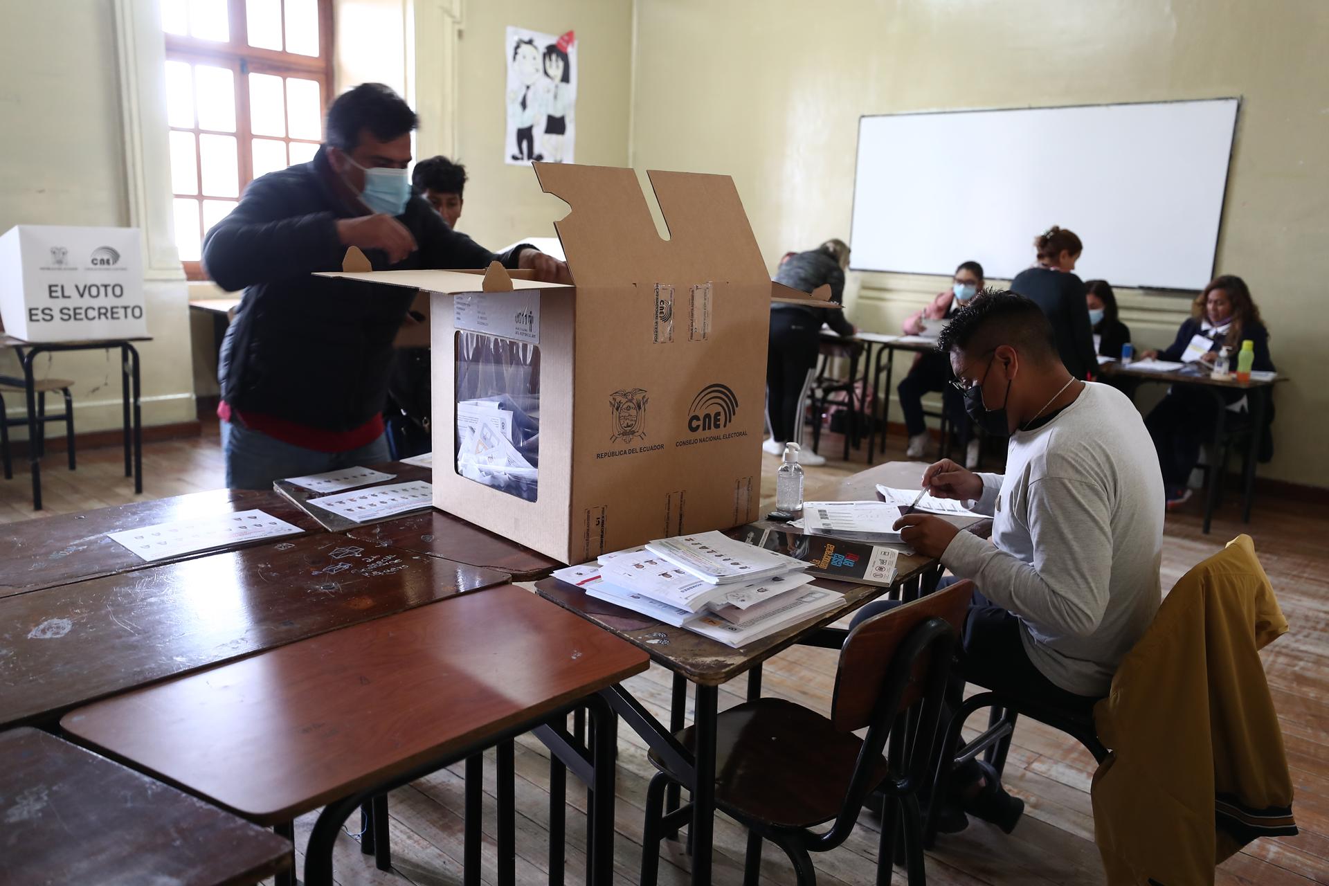 Cierran las mesas de votación en unos comicios sin incidentes en Ecuador