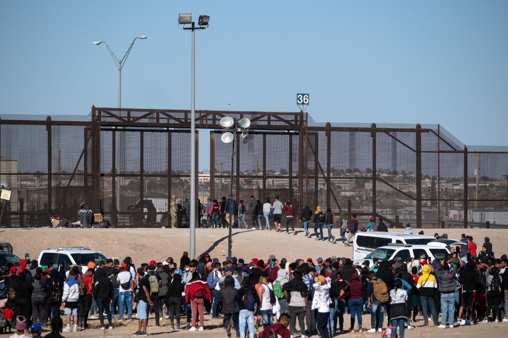 En imágenes: Tras incendio fatal en México, migrantes venezolanos buscan entregarse en EEUU