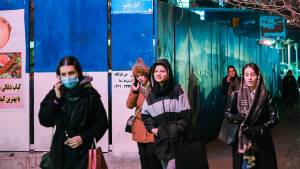 Cómo las jóvenes iraníes han desafiado a las autoridades del régimen al ritmo de pegajoso baile