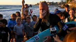 El australiano Blake Johnston bate el récord del mundo de la sesión más larga de surf