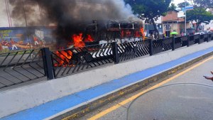 Unidad de transporte público se incendió en la avenida Sucre de Catia este #4Mar (Imágenes)