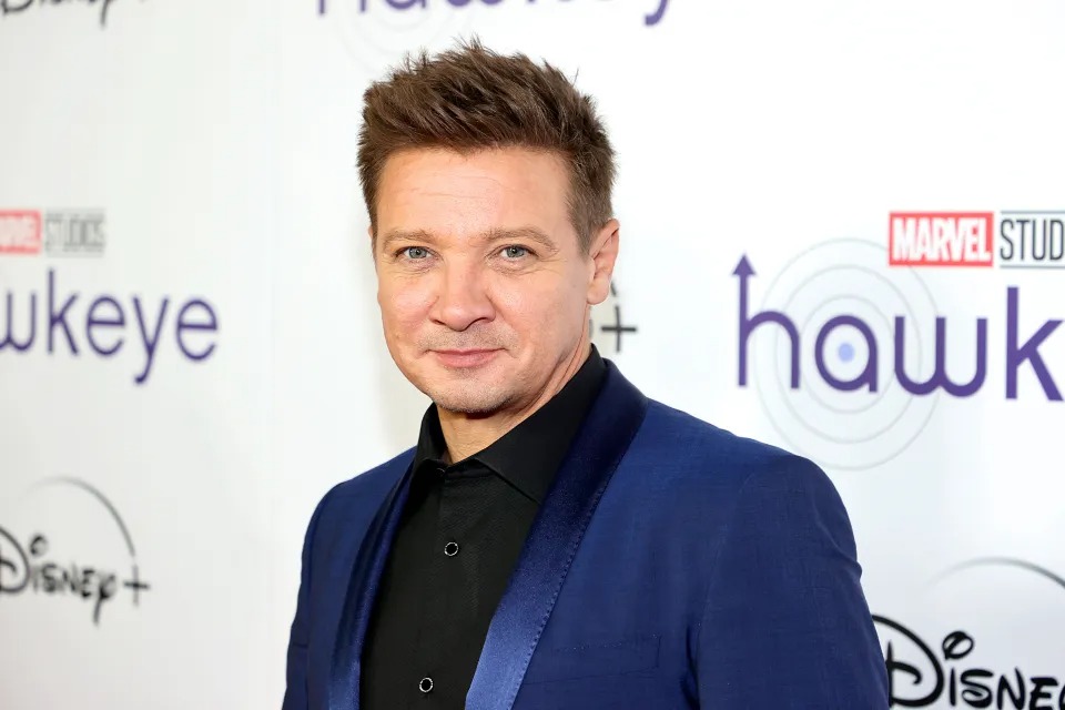 Captan a Jeremy Renner por primera vez tras el accidente que casi le cuesta la vida (FOTOS)