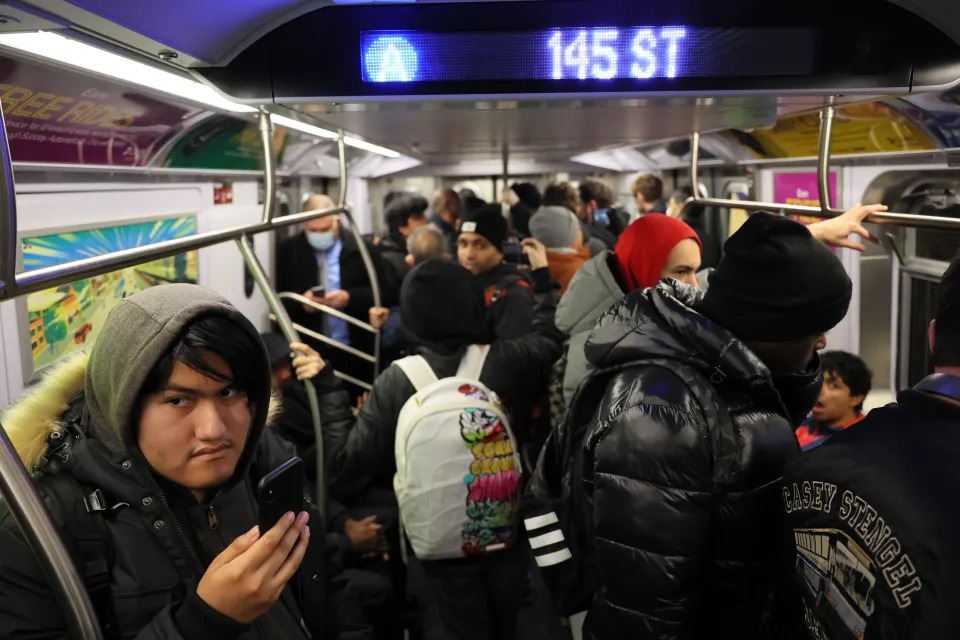 Nuevos trenes de Nueva York están siendo profanados con la presencia de vagabundos, criminales y drogadictos