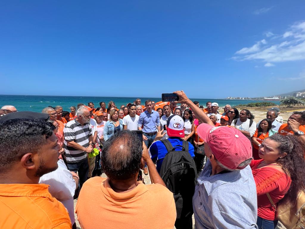 Guaidó prometió reunificar a Venezuela durante un recorrido en Vargas (IMÁGENES)