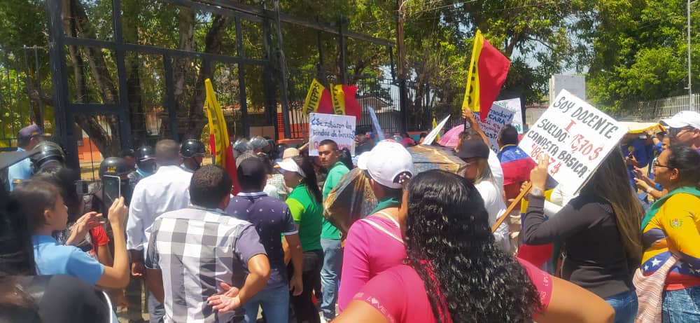 Maestros de Apure aseguran que Maduro no aumenta salarios porque “esos reales son para la campaña electoral”