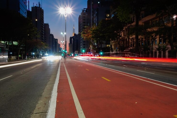 De madrugada y sin taxis para volver a casa: viajó colgado de un inusual transporte (VIDEO)