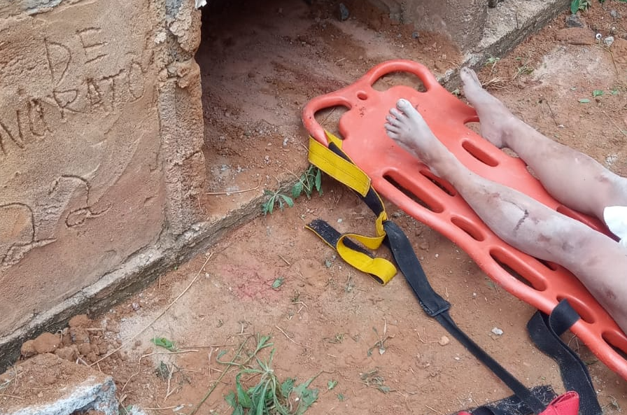 Rescataron a mujer que fue sepultada viva en un cementerio por narcos brasileños (Video)