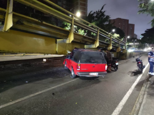 Se salvó de milagro: conductor “ebrio” se estrelló contra la parte baja del elevado de Maripérez este #4Mar (Fotos)