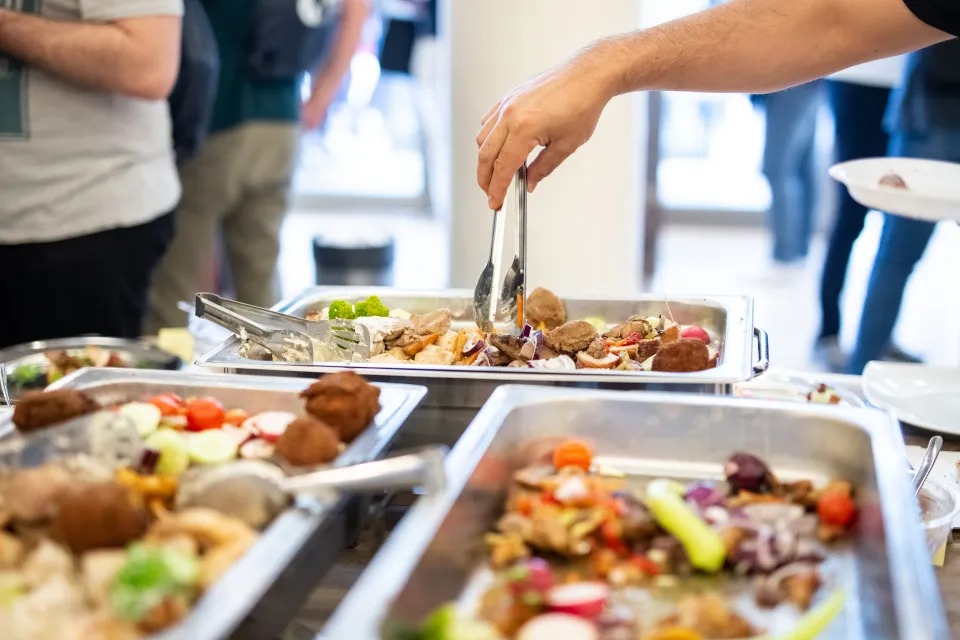 VIDEO: La táctica que usa un hombre para conseguir comida gratis en hotel Hampton Inn todos los días