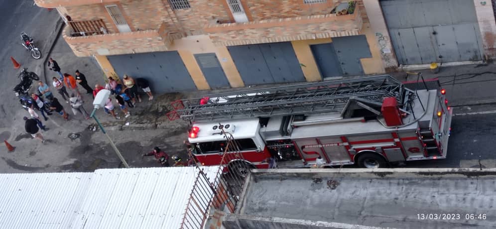 Incendio arrasó con una lonchería en Caracas (Imágenes)