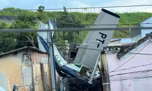 Piloto murió luego de que su avioneta se precipitara sobre viviendas en Brasil (Video)