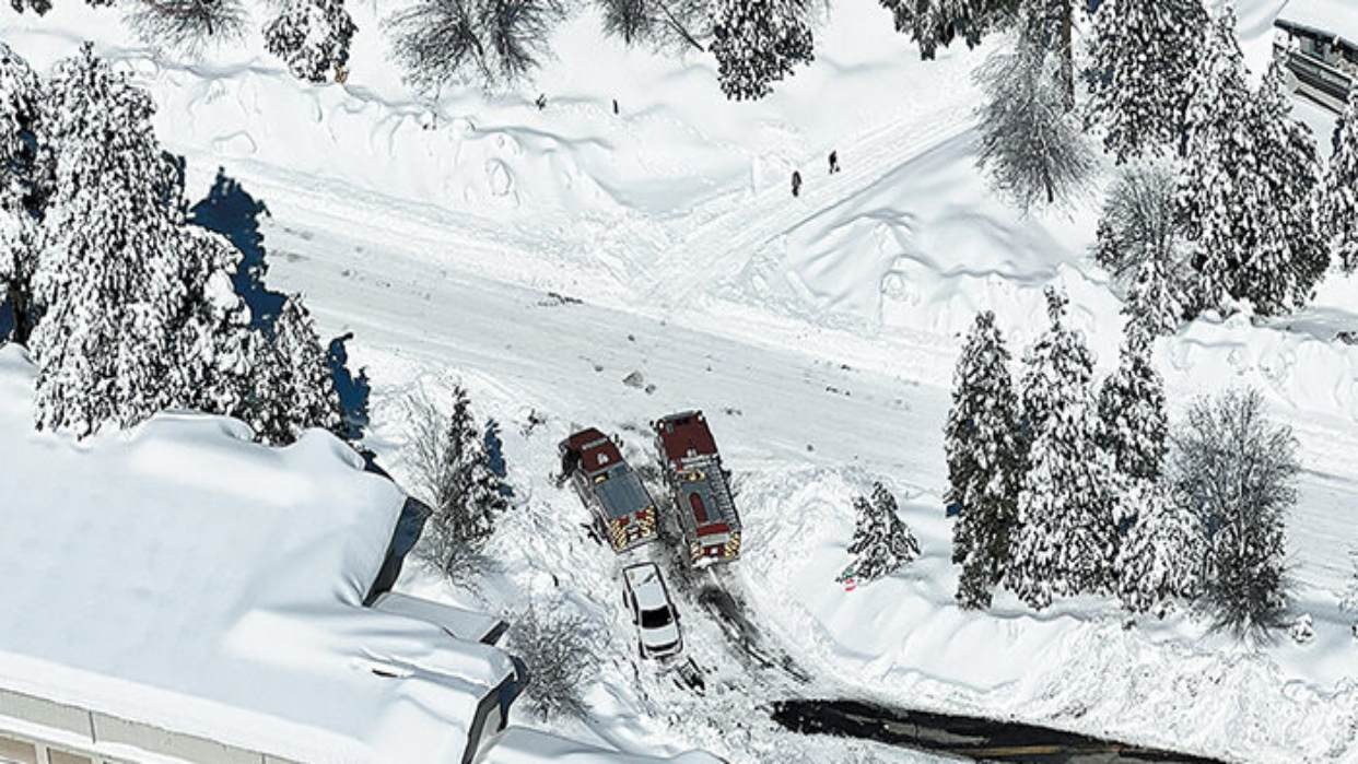 Dolor en California: El paso de cruda tormenta invernal deja al menos una docena de muertos