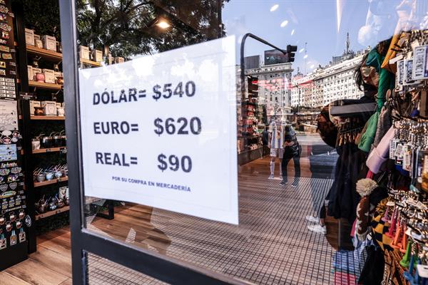 Argentina, sumergida en una nueva incertidumbre por el alza del “dólar blue”