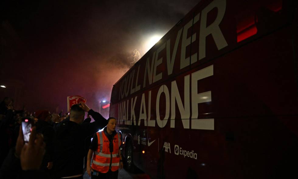 El autobús del Liverpool alcanzado por un proyectil tras el partido contra el City