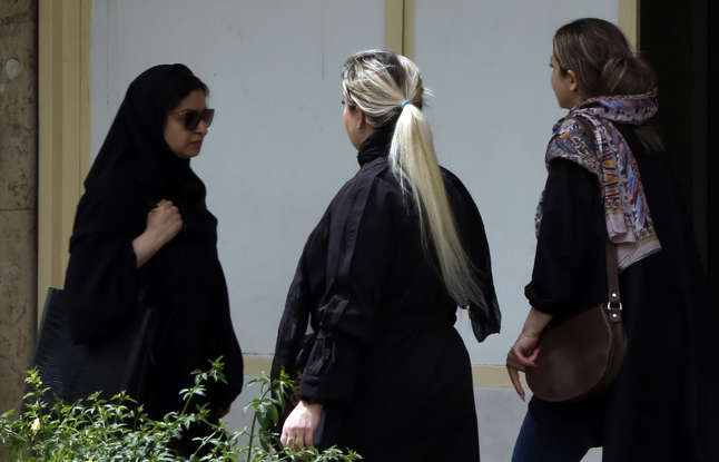 Justicia iraní presenta cargos contra dos actrices por no usar el velo en público y difundir fotos en redes sociales
