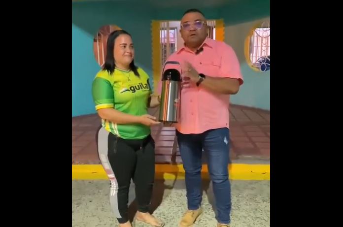 El chiste del día: alcalde chavista de Apure regaló un termo de café a jefa de calle y lo presumió en redes (Video)