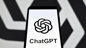 ChatGPT a medida: OpenAI permitiría crear versiones personalizadas del chatbot