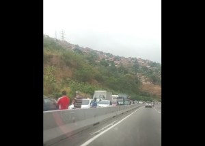 Volcamiento de gandola en la autopista Caracas – La Guaira provoca fuerte retraso este #21Abr (Video)