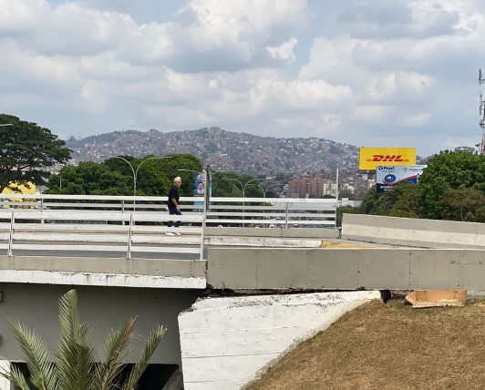 Cerrado el paso en el elevado de Los Ruices por labores de reparación este #22Abr