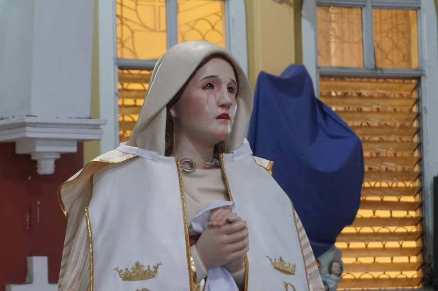 Imagen de la Virgen María derramó lágrimas durante una procesión en Ecuador