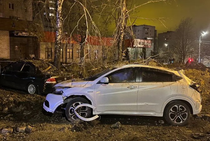 EN VIDEO: El error garrafal de unos militares rusos que explotaron su propia ciudad con una bomba y dejaron autos volando por el aire