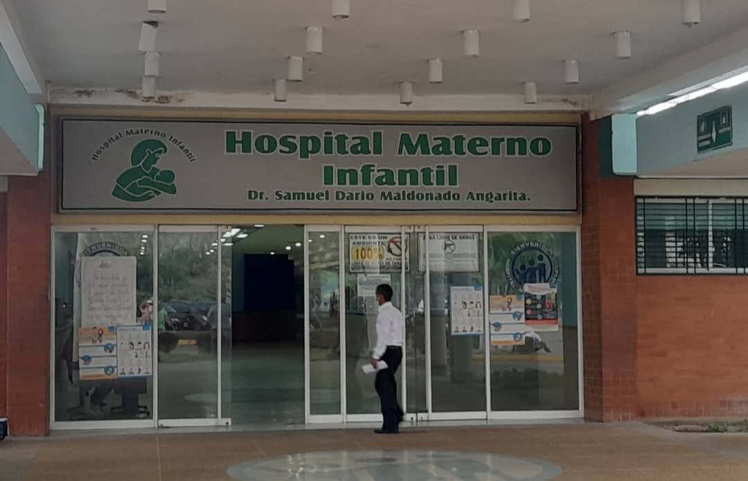 Parió en un pasillo del materno de Barinas y fue atendida por su esposo… mientras los médicos dormían