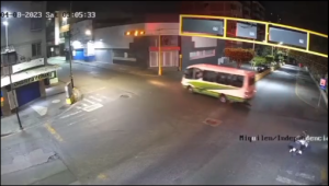 Motorizado ignoró el semáforo y acabó arrollado junto a su pareja en Los Teques (VIDEO)