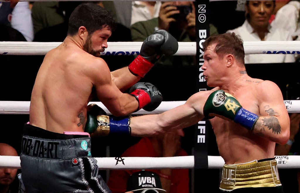 Canelo demostró que sigue siendo “el rey” ante un Ryder que llevó… y no precisamente “cariño”