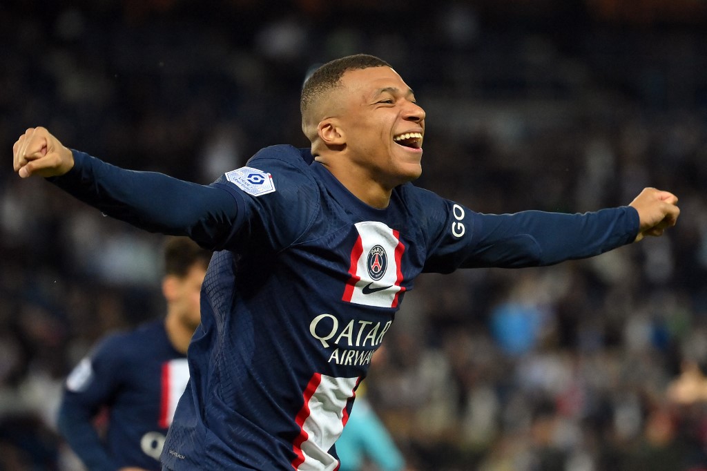 Mbappé esquiva las preguntas sobre su futuro y alaba a Luis Enrique