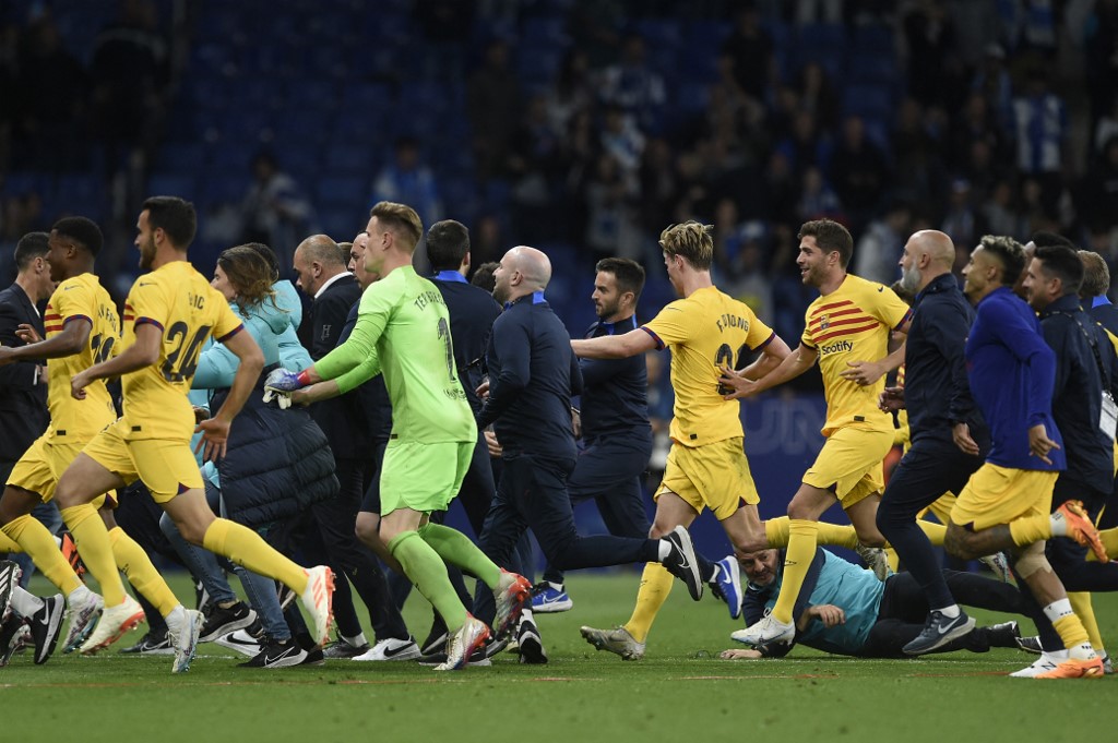 VIDEO: hinchas del Espanyol amargaron la celebración del Barça al invadir el campo