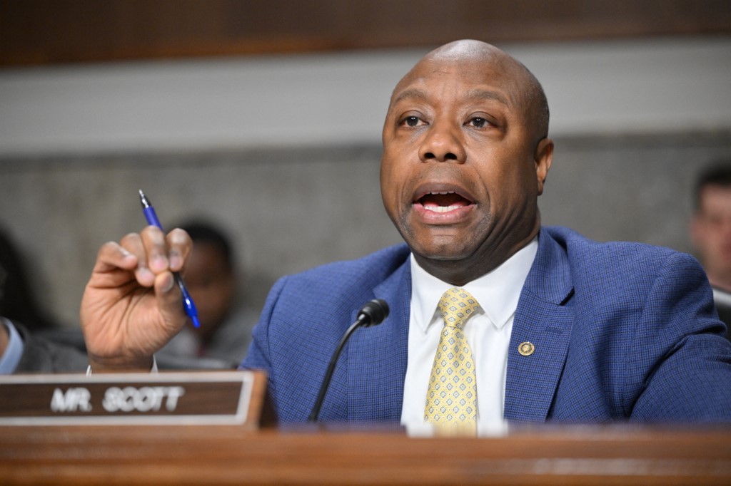 Quién es Tim Scott, el senador que apuesta a ser el primer presidente afroamericano y republicano en EEUU